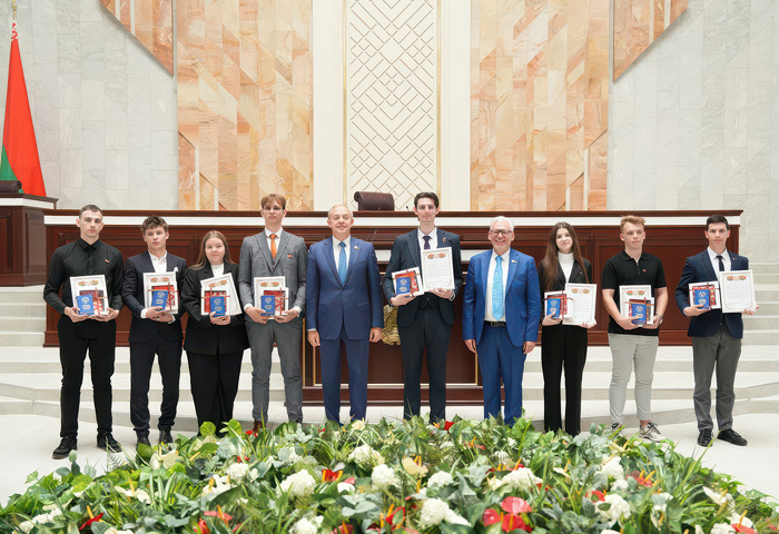 Председатель Палаты представителей Национального собрания Республики Беларусь Сергеенко И.П. во время встречи с молодыми специалистами колледжа. 28 августа 2025 года